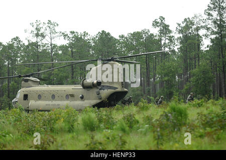 Fallschirmjäger vom 2. Bataillon, 501st Fallschirm-Infanterie-Regiment, 1st Brigade Combat Team, 82nd Airborne Division absteigen einen CH-47 Chinook-Hubschrauber während einer Luft-Angriff-Mission auf Freiheit-Dorf am Fort Bragg, N.C., Aug. 11. PIR und 3 Abs. 2-501 wurden als Manöver Elemente der Task Force Falcon für die Dauer der 2BCT des einwöchigen Feld Trainingsübung angebracht. (82nd Airborne Division Foto von Sgt. Eliverto V. Larios) Falcon FTX gipfelt mit US-UK Air Assault Mission 140811-A-ZK259-001 Stockfoto