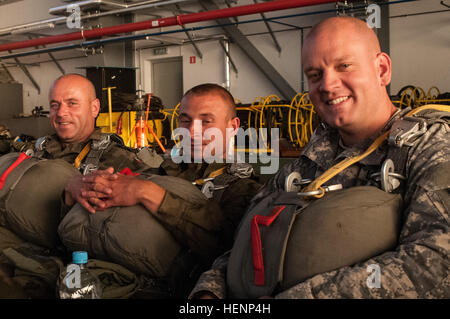 Sgt. 1. Klasse Gregory Sabiniewicz (rechts), Logistik-Unteroffizier verantwortlich, 1. Staffel, 91. Kavallerieregiment, 173rd Airborne Brigade wartet seinerseits an Bord einer c-130 Hercules-Flugzeugs vor eine Nacht in der Luft Operation am Miroslawic Flugplatz, Polen, 13. August. Der Nachtsprung war Teil einer größeren Operation, die kombiniert die Streitkräfte der USA, kanadische und polnische Armee zur Unterstützung der Operation Atlantic zu beheben. Die Operation beinhaltet kombinierte Übungen mit USA, Polnisch, Estnisch, Lettisch und litauische Streitkräfte Zusammenhalt pflegen und zeigen eine Stockfoto