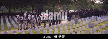 Der Trauerzug von US Armee Generalmajor Harold J. Greene über Arlington Staatsangehörig-Kirchhof während einer militärischen Beerdigung in seiner Ehre am Joint Base Myer-Henderson Hall Memorial Chapel in Arlington, VA., 14. August 2014 verarbeitet. Greene ist der ranghöchste Service-Mitglied in den Kriegen im Irak und in Afghanistan getötet. (Foto: U.S. Army Staff Sgt Bernardo Fuller) Generalmajor Harold J. Greene militärischen Beerdigung 140814-A-AJ780-017 Stockfoto