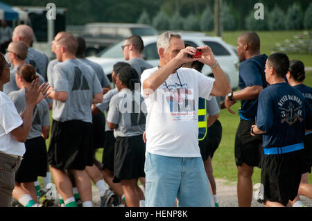 Mehr als 2.800 Soldaten, Zivilisten und Familienmitglieder beteiligt die 4. jährliche Run/Walk The verliebt in Fort Jackson, S.C., Aug. 16. Die 5K Veranstaltung soll Hommage an die Opfer im Kampf zur Verteidigung der Nation und viele Teilnehmer tragen den Namen eines lieben Menschen auf ihre Läufer Bib. Laufen Sie für den gefallenen Zuschauer 140816-A-MM081-015 Stockfoto