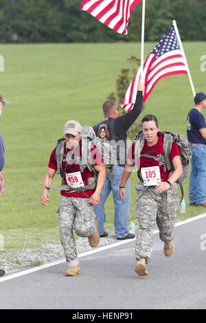 Über 2.800 Soldaten nahm Zivilisten und Angehörigen an der 4. jährlichen Run/Walk The verliebt in Fort Jackson, S.C. am 16. August. Die 5K Veranstaltung soll Hommage an die Opfer im Kampf zur Verteidigung der Nation und viele Teilnehmer tragen den Namen eines lieben Menschen auf ihre Läufer Bib. Ruck-Läufer 140816-A-SC142-152 Stockfoto