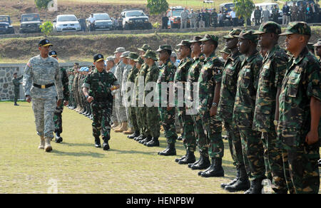 U.S. Army Vincent K. Brooks (links), US Army Pacific Kommandierender general und Indonesien gen Moeldoko, Indonesien Armee Kommandant, inspiziert Truppen im Rahmen der Eröffnungsfeier, die die größte Friedenssicherungsausbildung Event dieses Jahr am Indonesien Peace and Security Center in Sentul, Indonesien, 19. August 2014 angepfiffen. Mehr als 800 Teilnehmer aus 21 Nationen beteiligen sich an der globalen Frieden Operationen Initiative Capstone Training Event Garuda Canti Dharma 2014 von 19 Aug. bis 1. September 2014 in Sentul, Indonesien. Garuda Canti Dharma ist eine indonesische nationale Verteidigung für Stockfoto