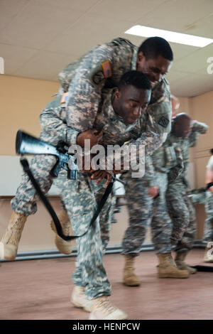 US Army 1st Lt. Oyedeji Oyesina mit 128. Signal Company, 39. Fernmeldebataillons trägt Sgt. Jacob Marble, auch mit 128., wie das Gerät medizinische Verfahren beim Kommandanten Prime-Time Training auf Chièvres Air Base, Chièvres, Belgien, 19. August 2014 praktiziert. (US Army Foto von visuellen Informationen Spezialist Pierre-Etienne Courtejoie/freigegeben) 39. Signal Bataillone des Kommandanten-Prime-Time training, August 2014 140819-A-BD610-015 Stockfoto