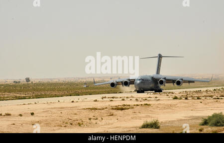 Ein Air Force C17 Globemaster aus der 62. Airlift Wing, basierend aus Joint Base Lewis-McChord, Washington, landet auf einer alten israelischen Landebahn in der Sinai-Halbinsel von Ägypten 19. August 2104. der Flugplatz dient heute durch die multinationale Kraft und Beobachter stationiert in Sinai, Ägypten. Der Flieger landete auf dem Sinai, Luftbrücke von einem UH-60 Black Hawk Soldaten vom Aviation Company, 1. Support Battalion, Task Force Sinai unterstützen zu helfen. Die Blackhawk war in den Bauch des c-17 Globemaster geladen und nach Deutschland transportiert wird, wird es erweiterte Wartung unterzogen. UH-60 Black Hawk und th Stockfoto