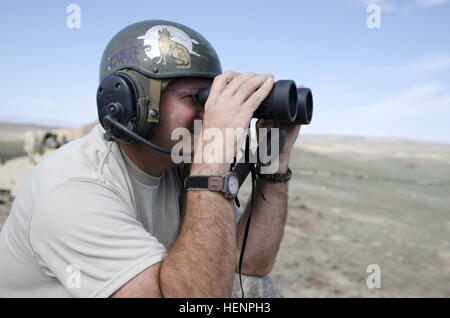 Ein Vorwärtsbeobachter des Fire Support Teams, 3. Bataillon, 116. Schwere Brigade Combat Team, überwacht Ziele von einem Bradley Fire Support Fahrzeug während des Trainings im Orchard Training Center, Idaho, wobei über 500 Soldaten der Oregon Army National Guard zwei Wochen lang teilnehmen. Stockfoto
