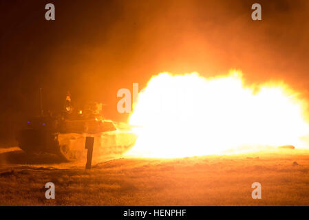 Ein Abrams M1A2 System verbessert Paket (SEP) des C Panzerkompanie, 3. Bataillon 116. Heavy Brigade Combat Team, feuert ein 120mm panzerbrechende Fin stabilisiert verwerfen Sabot Projektil, training Runden während der Nacht Feuer Übung bei der Obstgarten Training Center, Idaho am 21. August. Mehr als 500 Soldaten mit der Oregon Army National Guard nahmen Teil an dem Training entwickelt, um ihre Kampfbereitschaft zu testen. (Foto von US Armee Generalmajor Wayne (Chris) Clyne, 115. Mobile Public-Affairs-Abteilung, Oregon Army National Guard) Oregon-Tanker in der Nacht 140821-A-ZJ128-009 Stockfoto