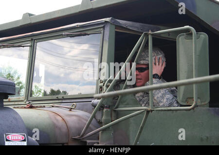 SPC. Thomas Spencer entfernt seinen Kevlar-Helm nach dem Parken Anhänger Tieflader in Beaufort County, S.C., April 20. Thomas ist ein Mitglied der Abteilung 221 des 122. Pionier-Bataillon, einer Einheit, South Carolina National Guard in Batesville Armory. Die Einheit reiste nach Beaufort zur Teilnahme an wachsam Guard 2008, eines der größten Katastrophe Antwort Trainingsübungen in der Geschichte der Nationalgarde. Die Übung vereint mehr als 3.000 Soldaten und Piloten aus mehr als ein Dutzend Staaten reagieren auf einem simulierten Erdbeben in der Nähe von Beaufort zentriert. South Carolina Nationa Stockfoto