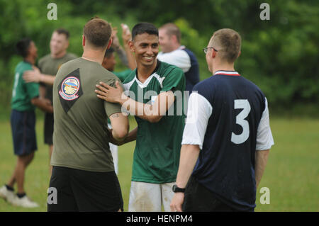 Hände schütteln Fallschirmjäger mit dem 1st Battalion (Airborne), 501. Infanterie-Regiment 4th Infantry Brigade Combat Team (Airborne), 25. Infanterie-Division und Soldaten mit der Bangladesh Armee 46. unabhängige Infanterie-Brigade nach einem Fußballspiel 24. August 2014, bei der Bangladesh Institut Frieden Unterstützung Betrieb Ausbildung bei Rajendrapur Catonement Bereich der Ausbildung, in der Nähe von Dhaka, Bangladesh. Der US-Armee wurde in Bangladesch für Aurora Monsun, ein bilateraler Austausch und konzentrierte sich auf den Aufbau von Beziehungen und Verbesserung der Fähigkeiten im Betrieb in einer Dschungel-Umgebung und ungewohnte Übung Stockfoto