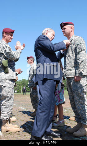 Staff Sgt. Peter Rohrs, Charlie Kompanie, 3. Bataillon, 82. Combat Aviation Brigade, 82. US-Luftlandedivision, wird von Präsident George W. Bush zusammen mit dem Kommandeur der 82. Abn Silver Star verliehen. Div. Maj gen David Rodriguez bei der Division Überprüfung am 22. Mai in Fort Bragg, North Carolina Rohrs, gebürtig aus San Antonio, diente als Sanitäter und ist für die Rettung von 12 Koalition kritisch verwundete Soldaten gutgeschrieben. Präsident ehrt Fort Bragg Soldaten 90163 Stockfoto