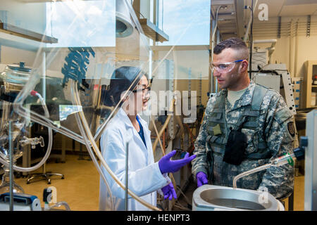 US Army Spc. Kevin Thomas, 863rd Pionier-Bataillon, zugewiesen interagiert mit Kristine Tanabe, ein Postdoc Katalysator Development Specialist bei der Argonne National Laboratory in Darien, Illinois, 26. August 2014 bei einem Fotoshooting, Bürger-Soldaten in der Wissenschaft, Technologie, Maschinenbau und die Mathematik zu fördern.  (Foto: US-Armee Sgt. 1. Klasse Michel Sauret/freigegeben) US Army Spc. Kevin Thomas, 863rd Pionier-Bataillon, zugewiesen interagiert mit Kristine Tanabe, ein Postdoc Katalysator Development Specialist bei der Argonne National Laboratory in Darien, Illinois, 26. August 14 Stockfoto