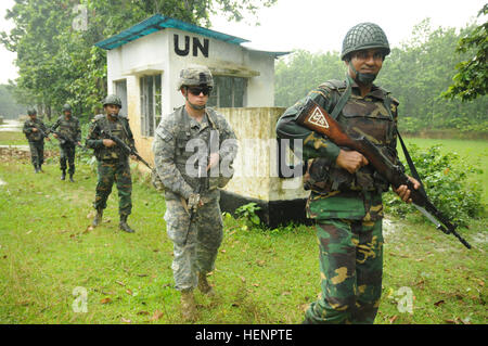 Ein Fallschirmjäger mit dem 1. Bataillon, 501. Infanterie-Regiment (Airborne), 4th Infantry Brigade Combat Team (Airborne), 25. Infanterie-Division, bewegt sich in einer Datei-Formation mit Soldaten des 46. unabhängige Infanterie-Brigade der Bangladesh Armee während einer taktischen Übung 26. August 2014, auf Rajendrapur Catonement Bereich der Ausbildung, in der Nähe von Dhaka, Bangladesh. Der US-Armee wurde in Bangladesch für Aurora Monsun, ein bilateraler Austausch und Trainingsübung konzentriert sich auf den Aufbau von Beziehungen und Verbesserung der Fähigkeiten im Betrieb in einem Dschungel-Umgebung und Unbekanntes Terrain. (US Armee-Foto von Sgt. Stockfoto