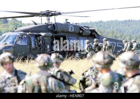 Nachdem clearing ein mock Dorf der Opposition, Fallschirmjäger des Unternehmens A zwingt, bestiegen 1. Bataillon, 503. Infanterieregiment, 173rd Airborne Brigade Hubschrauber um Haaslat Dorf am Truppenübungsplatz Hohenfels 28. August zu verlassen. Übung Saber Junction 2014 beinhaltet Teilnehmer aus den USA, der NATO und europäische Sicherheitspartner, Durchführung von unified Land Operations bei der 7. Armee Joint Multinational Training Command Hohenfels Trainingsbereich. Die Übung trainiert Einheiten in die gleichzeitige Kombination aus Offensive, defensive und Stabilisierungsoperationen gleichzeitiger Verbesserung der internationalen interoperabi Stockfoto