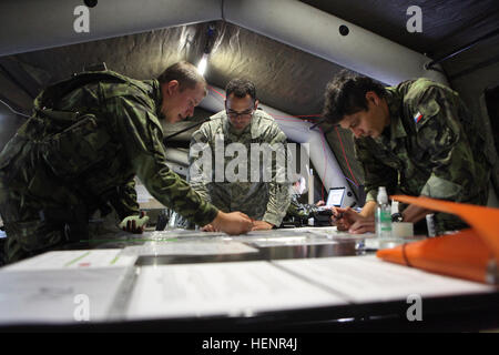 Ein US-Soldat, Zentrum, mit der 1. Staffel, 91. Kavallerieregiment, 173rd Airborne Brigade Combat Team und Tschechische Soldaten mit dem 41. mechanisierte Bataillon, 4. Rapid Deployment Brigade Plan einer Mission 1. September 2014, während Saber Junction 2014 bei der JMRC in Hohenfels, Deutschland. Säbel Junction ist eine US-Army in Europa geführten Übung, USA, NATO vorbereitet und internationaler Partner Streitkräfte für einheitliches Land Operationen. (US Armee-Foto von Staff Sgt. Carol A. Lehman/freigegeben) Ein US-Soldat, Center, mit der 1. Staffel, 91. Kavallerieregiment, 173rd Airborne Brigade Combat Team und tschechischen verkauft Stockfoto