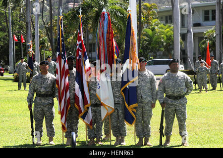 US Army Pacific Standardträger präsentiert die Farben während der Eröffnung der Feier des Service Ruhestand Zeremonie zu Ehren von Generalmajor William Beard, US-Armee Reserven USARPAC stellvertretender Kommandierender general, statt auf historischen Palm Circle, Fort Shafter, Hawaii, am 2. September. (Foto von Staff Sgt Kyle Richardson, USARPAC Public Affairs) Bart findet letzte März über historische Palm Kreis 140902-A-RV513-017 Stockfoto