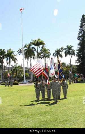 US Army Colonel William Florig, dem Befehlshaber der Truppen und Direktor der zivilen militärischen Operationen, US Army Pacific (USARPAC) macht einen Gruß während einer Feier der Service Ruhestand Zeremonie zu Ehren von Generalmajor William Beard, der stellvertretender Kommandierender general des USARPAC in Fort Shafter, Hawaii, 2. September 2014.  (US Armee-Foto von Staff Sgt. Kyle Richardson/freigegeben) US Army Colonel William Florig, dem Befehlshaber der Truppen und Direktor der zivilen militärischen Operationen, US Army Pacific (USARPAC) macht einen Gruß während einer Feier der Service Ruhestand Zeremonie zu Ehren 140902-A-RV513-012 Stockfoto