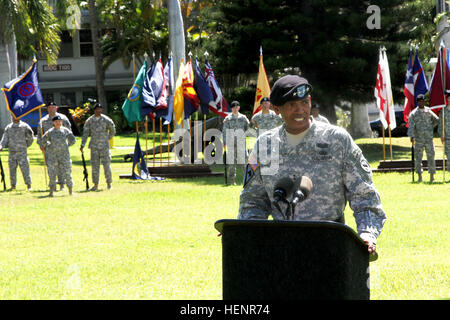 US Army General Vincent K. Brooks, Adressen auf dem Podium, den kommandierenden General der US Army Pacific (USARPAC), Soldaten in Bildung während einer Feier der Dienst Pensionierung Zeremonie zu Ehren von Generalmajor William Beard, der stellvertretender Kommandierender general der US Army Reserve, USARPAC am historischen Palm Circle, Fort Shafter, Hawaii, 2. September 2014. (US Armee-Foto von Staff Sgt. Kyle Richardson/freigegeben) US Army General Vincent K. Brooks, Adressen auf dem Podium, den kommandierenden General der US Army Pacific (USARPAC), Soldaten in Formation während einer Feier der Dienst Abschiedsfeier Stockfoto