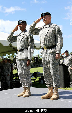 Rendern Sie US Army General Vincent K. Brooks, links, den kommandierenden General der US Army Pacific (USARPAC) und Generalmajor William Beard, der stellvertretender Kommandierender general der US Army Reserve, USARPAC, Ehrungen zu den Farben während einer Feier der Dienst Abschiedsfeier am historischen Palm Circle, Fort Shafter, Hawaii, 2. September 2014. Brooks dankte Bart für 39 Jahre Militärdienst während Bart??? s-Abschiedsfeier. (US Armee-Foto von Staff Sgt. Kyle Richardson/freigegeben) US Army General Vincent K. Brooks, links, den kommandierenden General der US Army Pacific (USARPAC) und Generalmajor William Stockfoto