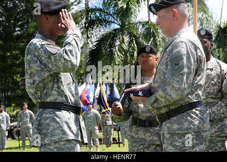 US Army General Vincent K. Brooks, links, den kommandierenden General der US Army Pacific (USARPAC) grüßt als Ruhestand Flagge ist Generalmajor William Beard, der stellvertretender Kommandierender general der US Army Reserve, USARPAC, während einer Feier der Dienst Abschiedsfeier am historischen Palm Circle, Fort Shafter, Hawaii, 2. September 2014 vorgestellt. Bart war 39 Jahre Militärdienst leisten. (US Armee-Foto von Staff Sgt. Kyle Richardson/freigegeben) US Army General Vincent K. Brooks, wird links, der kommandierenden General der US Army Pacific (USARPAC) grüßt als Ruhestand Flagge t präsentiert Stockfoto