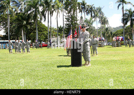 US-Armee Generalmajor William Beard, befasst sich mit auf dem Podium, der stellvertretender Kommandierender general der US Army Reserve, US Army Pacific die Bildung von Soldaten während einer Feier der Dienst Abschiedsfeier zu seinen Ehren am historischen Palm Circle, Fort Shafter, Hawaii, 2. September 2014. (US Armee-Foto von Staff Sgt. Kyle Richardson/freigegeben) US-Armee Generalmajor William Beard, befasst sich mit auf dem Podium, der stellvertretender Kommandierender general der US Army Reserve, US Army Pacific die Bildung von Soldaten während einer Feier der Dienst Abschiedsfeier 140902-A-RV513-037 Stockfoto