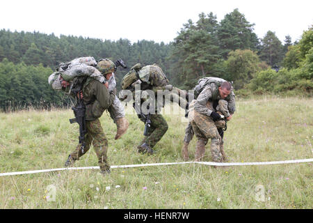 US-Soldaten von Alpha Company, 173rd Airborne Brigade und Tschechische Soldaten der 1. Kompanie, 41st Mechanisierte Infanterie-Bataillon arbeiten zusammen, um theoretisch klar verwundete Soldaten aus einem simulierten mir Feld während Übung Saber Junction 2014 auf das Joint Multinational Readiness Center in Hohenfels, Deutschland, 2. September 2014. Säbel Junction 2014 bereitet USA, NATO-Verbündeten und Sicherheitspartner der Europäischen zur einheitlichen Durchführung landen Operationen durch die gleichzeitige Kombination von Offensive, defensive, und Stabilisierungsoperationen angebracht, die Mission und die Umwelt.  Weitere Informationen ein Stockfoto