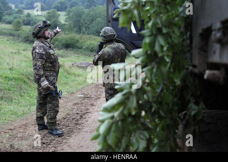 Tschechische Soldaten vorwärts Unterstützungskompanie, 41st mechanisierte Bataillon, 4. Rapid Deployment Brigade diskutieren ihre nächste Ziel während die Versorgung während Übung Saber Junction 2014 auf das Joint Multinational Readiness Center in Hohenfels, Deutschland, 3. September 2014. Säbel Junction 2014 bereitet USA, NATO-Verbündeten und Sicherheitspartner der Europäischen zur einheitlichen Durchführung landen Operationen durch die gleichzeitige Kombination von Offensive, defensive, und Stabilisierungsoperationen angebracht, die Mission und die Umwelt.  Weitere Informationen über Saber Junction 2014 finden Sie unter http://www Stockfoto