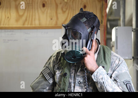 Ein US-Soldat der 173rd Airborne Brigade kommuniziert mit höheren Befehl während einer simulierten chemischen Angriff während der Teilnahme an der Übung Saber Junction 2014 auf das Joint Multinational Readiness Center in Hohenfels, Deutschland, 4. September 2014. Säbel Junction 2014 bereitet USA, NATO-Staaten und europäische Sicherheitspartner einheitliches Land Geschäfte durch die gleichzeitige Kombination der offensive, Defensive und Stabilität Operationen angebracht, die Mission und die Umwelt. Weitere Informationen über Saber Junction 2014 finden Sie auf http://www.eur.army.mil/SaberJunction/. (U Stockfoto