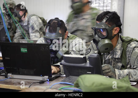 US-Soldaten der 173. Luftlandebrigade durchführen taktischen Zentrum Aufgaben während einer simulierten chemischen Angriff während der Teilnahme an der Übung Saber Junction 2014 auf das Joint Multinational Readiness Center in Hohenfels, Deutschland, 4. September 2014. Säbel Junction 2014 bereitet USA, NATO-Staaten und europäische Sicherheitspartner einheitliches Land Geschäfte durch die gleichzeitige Kombination der offensive, Defensive und Stabilität Operationen angebracht, die Mission und die Umwelt. Weitere Informationen über Saber Junction 2014 finden Sie auf http://www.eur.army.mil/SaberJunctio Stockfoto