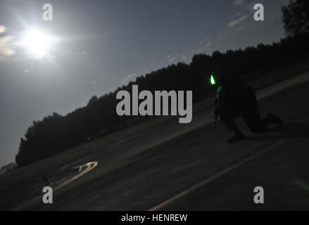 Truppen, 3rd Platoon, Apache-Truppe, 1. Staffel, 2. Kavallerie-Regiment Wachen bei einem kurzen Stopp in einem Flugplatz Beschlagnahme Nacht Mission zur Unterstützung der Übung Steadfast Javelin II in Lielvarde Airbase, Lettland, 5. September 2014 bereitgestellt. Standhaft Javelin ist eine NATO-Übung mit mehr als 2.000 Truppen aus 10 Nationen und konzentriert sich auf die Steigerung der Interoperabilität und komplexe Operationen zwischen Alliierten Luft- und Bodentruppen zu synchronisieren. (Foto: U.S. Army: Sgt. William A. Tanner) Übung Steadfast Javelin II 140905-A-EM105-794 Stockfoto