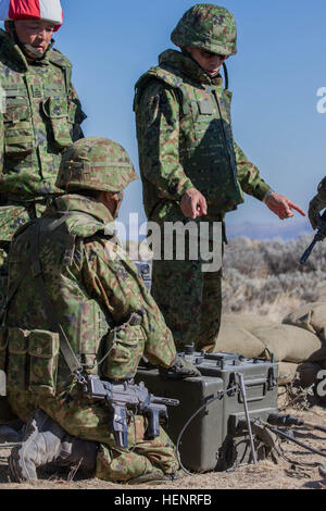 Generalleutnant Koichi Isobe (stehend rechts), Kommandierender general der östlichen Armee, Japan Ground Self-Defense Force, ist ein Anti-Tank Waffensystem in Yakima Training Center, Washington, Sept. 5 gezeigt. Die Demonstration war Teil der Operation Rising Thunder, ein Mischbetrieb zwischen der Armee und Japan entwickelt, um die Interoperabilität zwischen den beiden Nationen zu erhöhen. (Foto: US-Armee Sgt. Cody Quinn, 28. Public Affairs-Abteilung) Japan-Defense Force allgemeine erhält Demonstration 140905-A-BX700-605 Stockfoto