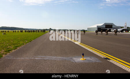 Fallschirmjäger das 3. Bataillon, königliches kanadisches Regiment und die italienischen Folgore Brigade fahren Lielvarde Airbase, Lettland, 8. September 2014 zum Abschluss der NATO Übung Steadfast Javelin II. NATO Fallschirmjäger besetzt die Airbase für mehrere Tage zur Weiterbearbeitung nach Beschlagnahme es die Nacht vom 5. September starten. Standhaft Javelin II ist eine NATO-Übung mit mehr als 2.000 Truppen aus 10 Nationen und findet in Estland, Deutschland, Lettland, Litauen und Polen. Die Übung konzentriert sich auf die Erhöhung der Interoperabilität und komplexe Operationen zwischen Alliierten und Boden für die Synchronisierung Stockfoto