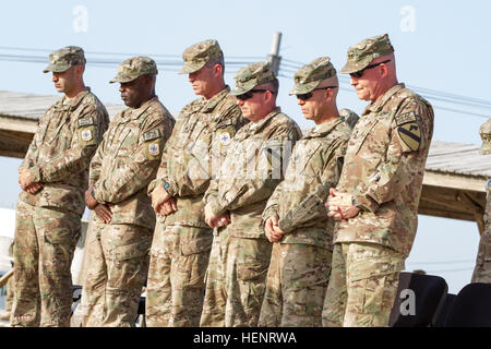 Von rechts, US-Armee Generalmajor Michael Bills, den kommandierenden General der kombiniert Joint Task Force (CJTF) 1 und die 1. Kavallerie-Division; Army Command Sergeant Major Andrew Barteky, der Befehl Sergeant-Major CJTF-1 und die 1. Kavallerie-Division; Armee Major General Douglas Gabram, der stellvertretender Kommandierender general der CJTF-1 und die 1. Kavallerie-Division; Air Force Major General Michael Fantini, der stellvertretender Kommandierender general des Kandahar Flugplatz; Air Force Chief Master Sgt. Eric Johnson, der Befehl Chief Master Sergeant der Kandahar Flugplatz; und Air Force Master Sgt. Jason Torres beugen den Kopf während einer 9 / Stockfoto