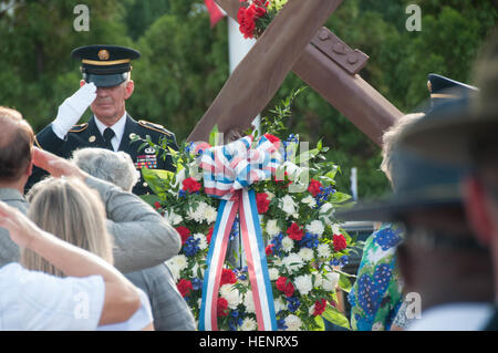 Pensionierte Command Sergeant Major Marty Wells, rendert Auszeichnung nach der Denkmal-Kranz während der 9/11 erste Responder Gedenken Denkmal im Columbia Metropolitan Convention Center 11 September präsentiert wird. Das erste Responder Gedenken Denkmal wurde im Jahr 2011 gebaut, Integration von historischen zwei 9/11 World Trade Center vom Turm einer Stahlträger.  Freuen Sie sich auf alle South Carolina Midlands Feuerwehrleute, Polizei, Rettungsdienst und alle Niederlassungen des Militärs, die in der Linie der Pflicht seit Sept. 11 ihr Leben verloren haben. (US Army Foto von Sgt. Kandi Huggins, 81. regionale Supp Stockfoto