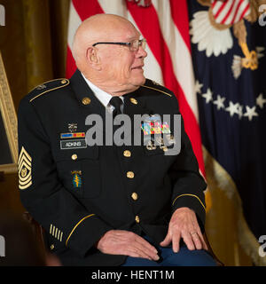 Pensionierte Command Sergeant Major Bennie G. Adkins Lachen auf der Bühne, kurz bevor ihn Präsident Barack Obama mit der Medal Of Honor im East Room des weißen Hauses, 15. September 2014 Auszeichnungen.  Adkins zeichnete sich während 38 Stunden Nahkampf-Kampf gegen die feindlichen Truppen am 9. bis 12. März 1966.  Zu dieser Zeit diente damals Sgt. 1. Klasse Adkins als eine Intelligenz-Sergeant mit 5th Special Forces Group, 1st Special Forces Camp 'A Shau', in der Republik von Vietnam.  Während der 38-Stunden-Kampf und 48-Stunden Flucht und Steuerhinterziehung kämpfte Adkins mit Minenwerfer, Maschinengewehre, rückstoßfreie Stockfoto