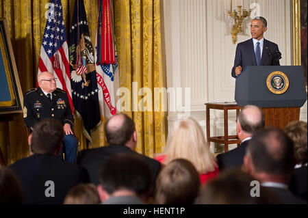 Präsident Barack Obama beschreibt den Heroismus der pensionierte Command Sergeant Major Bennie G. Adkins kurz vor der Verleihung Medal Of Honor im East Room des weißen Hauses, 15. September 2014.  Adkins zeichnete sich während 38 Stunden Nahkampf-Kampf gegen die feindlichen Truppen am 9. bis 12. März 1966.  Zu dieser Zeit diente damals Sgt. 1. Klasse Adkins als eine Intelligenz-Sergeant mit 5th Special Forces Group, 1st Special Forces Camp 'A Shau', in der Republik von Vietnam.  Während der 38-Stunden-Kampf und 48-Stunden Flucht und Steuerhinterziehung Adkins mit Minenwerfer, Maschinengewehre, Rückstoßfreie Waffen gekämpft Stockfoto