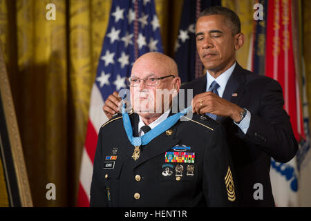 Präsident Barack Obama verleiht die Medal Of Honor, pensionierter Command Sergeant Major Bennie G. Adkins im East Room des weißen Hauses, 15. September 2014.  Adkins zeichnete sich während 38 Stunden Nahkampf-Kampf gegen die feindlichen Truppen am 9. bis 12. März 1966.  Zu dieser Zeit diente damals Sgt. 1. Klasse Adkins als eine Intelligenz-Sergeant mit 5th Special Forces Group, 1st Special Forces Camp 'A Shau', in der Republik von Vietnam.  Während der 38-Stunden-Kampf und 48-Stunden Flucht und Steuerhinterziehung kämpfte Adkins mit Minenwerfer, Maschinengewehre, Rückstoßfreie Waffen, Handfeuerwaffen und Handgranaten, ki Stockfoto