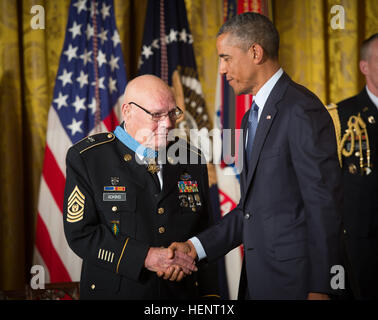 Präsident Barack Obama danken zurückgezogen Command Sergeant Major Bennie G. Adkins für seinen Dienst kurz nach Verleihung der Medal Of Honor im East Room des weißen Hauses, 15. September 2014.  Adkins zeichnete sich während 38 Stunden Nahkampf-Kampf gegen die feindlichen Truppen am 9. bis 12. März 1966.  Zu dieser Zeit diente damals Sgt. 1. Klasse Adkins als eine Intelligenz-Sergeant mit 5th Special Forces Group, 1st Special Forces Camp 'A Shau', in der Republik von Vietnam.  Während der 38-Stunden-Kampf und 48-Stunden Flucht und Steuerhinterziehung kämpfte Adkins mit Minenwerfer, Maschinengewehre, rückstoßfreie rif Stockfoto