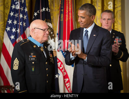 Präsident Barack Obama applaudieren im Ruhestand Command Sergeant Major Bennie G. Adkins für sein Heldentum, kurz nachdem Adkins die Medal Of Honor im East Room des weißen Hauses, 15. September 2014 ausgezeichnet wurde.  Adkins zeichnete sich während 38 Stunden Nahkampf-Kampf gegen die feindlichen Truppen am 9. bis 12. März 1966.  Zu dieser Zeit diente damals Sgt. 1. Klasse Adkins als eine Intelligenz-Sergeant mit 5th Special Forces Group, 1st Special Forces Camp 'A Shau', in der Republik von Vietnam.  Während der 38-Stunden-Kampf und 48-Stunden Flucht und Steuerhinterziehung Rückstoß Adkins kämpfte mit Minenwerfer, Maschinengewehre, Stockfoto