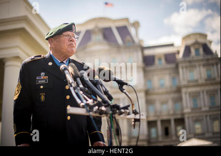 Pensionierte Command Sergeant Major Bennie G. Adkins Teilnahme an einer Pressekonferenz kurz nach Erhalt der Medal Of Honor im Weißen Haus, 15. September 2014.  Adkins zeichnete sich während 38 Stunden Nahkampf-Kampf gegen die feindlichen Truppen am 9. bis 12. März 1966.  Zu dieser Zeit diente damals Sgt. 1. Klasse Adkins als eine Intelligenz-Sergeant mit 5th Special Forces Group, 1st Special Forces Camp 'A Shau', in der Republik von Vietnam.  Während der 38-Stunden-Kampf und 48-Stunden Flucht und Steuerhinterziehung kämpfte Adkins mit Minenwerfer, Maschinengewehre, Rückstoßfreie Waffen, Handfeuerwaffen und Hand grenad Stockfoto