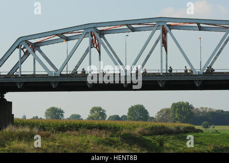 Fallschirmjäger von Firma A, 2. Bataillon, 501st Fallschirm-Infanterie-Regiment, 1st Brigade Combat Team, 82nd Airborne Division überqueren Thompson Brücke über die Maas in der Nähe von Grave, Niederlande, Sept. 17. Das Unternehmen beteiligte sich an einer Rekonstruktion der Schlacht für die Brücke, die die erfolgreichste Alliierten Aktion der Operation Market Garden genannt wird. Benannt nach Lt. John Thompson, öffnete sie einen wichtigen Anlaufpunkt für die Liberation Route. Die Nachstellung war Teil der Veranstaltungen zu helfen, dem 70. Jahrestag der Operation Market Garden.  (US Armee-Foto von Sgt. William Reinier, 82nd Airborne Stockfoto