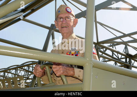 Clinton Riddle, ein Veteran des 325. Segelflugzeug-Infanterie-Regiments, 82. US-Luftlandedivision, sitzt im Inneren das neue Waco-Segelflugzeug-Denkmal in der Nähe von Groesbeek in den Niederlanden Sept. 17. Die Enthüllung des Denkmals war einer der vielen Veranstaltungen, die in den Niederlanden letzte Woche für den 70. Jahrestag der Operation Market Garden stattfand. (Foto: US-Armee Sgt. William Reinier, 82. US-Luftlandedivision) 82. US-Luftlandedivision feiert 70. Jahrestag der Operation Market Garden in den Niederlanden 140917-A-XU584-045 Stockfoto