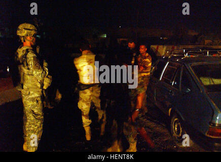 Soldaten der Firma C, 1. Bataillon, 66. Armor Regiment, befestigt an der 4th Brigade Combat Team, 10th Mountain Division Einchecken irakische Soldaten aus dem 1. Bataillon, 1. Brigade, 1. irakische Armee-Division, 2. Mai um eine irakische Sicherheit Kräfte Prüfpunkt befindet sich entlang einer Autobahn in Bagdad al-Jidida. Die Soldaten des Crazy Horse Mörtel Platoon führen tägliche abgesessene Patrouillen, Bekämpfung von Gewalt und sorgen für bessere Sicherheit für das irakische Volk Halt an verschiedenen ISF Checkpoints, die irakische Soldaten in ihrer Mission zu unterstützen. Die 1. BN, 66. Rüstung regt "Eisernen Ritter" ist Teil o Stockfoto