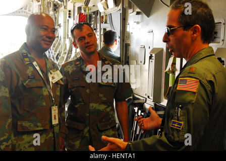 Major Mark Cotton, spricht ein Mitglied der New York Air National Guard 105. Airlift Wing südafrikanische Offiziere während der afrikanischen & Verteidigung der Luft-und Raumfahrt-Ausstellung in Pretoria, Südafrika, vom Sept. 17-21, 2014 auf Einladung der Regierung von Südafrika.  Baumwolle und der Rest seiner Mannschaft c-17 Globemaster III bekam, mit Piloten aus der South African Air Force und beantworten Fragen über das Flugzeug zu sprechen.  Abgebildet sind hier Captain Mark Mango und Kapitän Leon Olinsky, die als c-130 Piloten für den South African Air Forces dienen 28. Squadron. (US Army National Guard Foto von Personal S Stockfoto