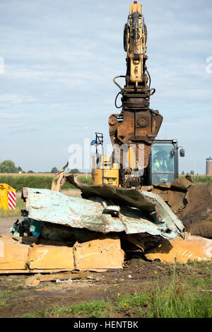 Blick auf die 5000 + PSI Abriss Scherung Kiefer eine nachverfolgte Hydraulikbagger zerreißen stillgelegten Jet Fuel Tanks um Schiff und recyceln an Chièvres Air Base, Belgien, 18. September 2014. (US Army Foto von visuellen Informationen Spezialist Pierre-Etienne Courtejoie veröffentlicht) POL Panzer Abriss und recycling 140918-A-BD610-057 Stockfoto