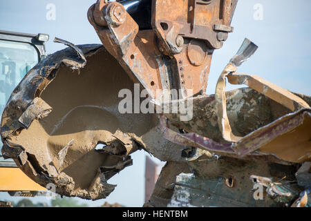 Nahaufnahme der PSI Abriss 5000 + Scheren Kiefer eine nachverfolgte Hydraulikbagger zerreißen stillgelegten Jet Fuel Tanks um Schiff und recyceln an Chièvres Air Base in Belgien, 18. September 2014. (US Army Foto von visuellen Informationen Spezialist Pierre-Etienne Courtejoie veröffentlicht) POL Panzer Abriss und recycling 140918-A-BD610-063 Stockfoto