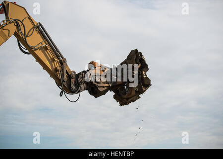 Die 5000 PSI Abbruch Scheren Kiefer eine nachverfolgte Hydraulikbagger entsorgen Teile des stillgelegten Jet-Treibstoff-Tanks um Schiff und recyceln an Chièvres Air Base, Belgien, 18. September 2014. (US Army Foto von visuellen Informationen Spezialist Pierre-Etienne Courtejoie veröffentlicht) POL Panzer Abriss und recycling 140918-A-BD610-072 Stockfoto