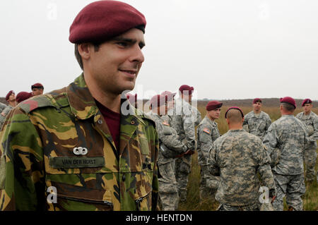 Ein Fallschirmjäger von der königlichen niederländischen Armee zeigt seinen neuen US Armee Fallschirmspringer Abzeichen nach dem Sprung mit amerikanischen Fallschirmjäger in der Nähe von Ede, Niederlande, Sept. 20. Der Sprung brachte Fallschirmjäger aus den Vereinigten Staaten, Großbritannien, Niederlande, Italien, Deutschland, Belgien, Polen und Kanada zum Gedenken an den 70. Jahrestag der Operation Market Garden. (Foto: US-Armee Sgt. William Reinier, 82. US-Luftlandedivision) 82. US-Luftlandedivision feiert 70. Jahrestag der Operation Market Garden in den Niederlanden 140920-A-XU584-393 Stockfoto