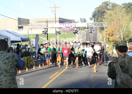 US-Armee Soldaten und Mitglieder der Japan Ground Self-Defense Force teilnehmen in der Howard medizinische Versorgung Armee Basis Halb-Marathon, 5k laufen und zu Fuß zur Hütte auf den Wiesen mit Memorial Hospiz und die Verwundeten Krieger Stiftung, 22. September 2014 profitieren. Die meisten US-Soldaten und alle japanischen Teilnehmer sind ein Teil der Operation Rising Thunder in Yakima Training Center, Washington Die gemeinsame Ausübung erlaubte Soldaten mit der JGSDF zu trainieren, um ihre Erfahrung von kombinierten Kräfte zu erhöhen. Steigende Thunder-Halbmarathon 140920-A-FP236-044 Stockfoto