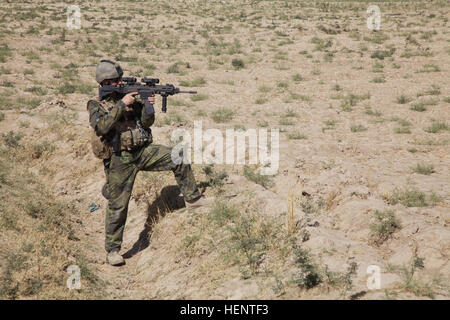 Eine Armee von der Tschechischen Republik-Soldat mit Golf Platoon, 2. tschechischen Force Protection Company, sorgt für Sicherheit während einer Patrouille durch Qaleh-ye Nasro, Parwan Provinz, Afghanistan, 20. September 2014. Die Patrouille ist Routine, und die Sicherheit der Bagram Air Field zu versichern. (Foto: U.S. Army Staff Sgt Daniel Luksan / veröffentlicht) Sicherheitspatrouille in Parwan 140920-A-QR427-258 Stockfoto