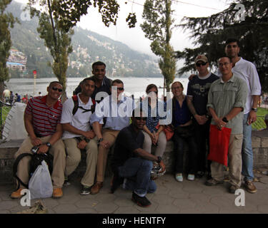 Soldaten aus 1st Stryker Brigade Combat Team, 25. Infanterie-Division machen Sie eine Pause vom Einkaufen in den tibetischen Markt in Nainital, Uttarakhand, Indien, während ein Kulturtag Sept. 21. Soldaten von 1/25 SBCT und der kalifornischen Nationalgarde sind in Indien zur Teilnahme an Übung Yudh Abhyas 14, eine bilaterale Friedenssicherung Übung zwischen US Army Pacific und der indischen Armee. Übung Teilnehmer konnten einen hochgelegenen Zoo, Jama Masjid Moschee, Shop und Erfahrung lokales Essen kulturelle tagsüber besuchen. (Foto von Staff Sgt Mylinda DuRousseau, 1/25 SBCT Public Affairs) Soldaten-Besuch N Stockfoto