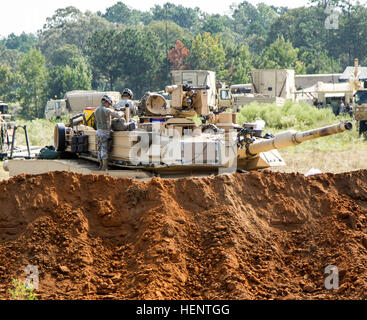 Crew-Mitglieder ein M1A2 Kampfpanzer von Delta Company, 1. Bataillon, 64. Armor Regiment, 2nd Brigade Combat Team, 82nd Airborne Division, befestigt bereiten ihr Fahrzeug für eine bevorstehende Trainingsmission im Fort Polk, Louisiana, Joint Readiness Training Center, 22. September. Combat Training Centers schaffen realistische Szenarien und Staats-und Regierungschefs einen umfassenden Ansatz zur Ausbildung in einem gemeinsamen interagency, zwischenstaatlichen und internationalen Umfeld. Diese entschiedene Maßnahmen Trainingsumgebung erzeugt Einheit Bereitschaft und verbessert die Staats-und Regierungschefs Fähigkeit, in komplexen Umgebungen zu betreiben. (Sgt. Stockfoto